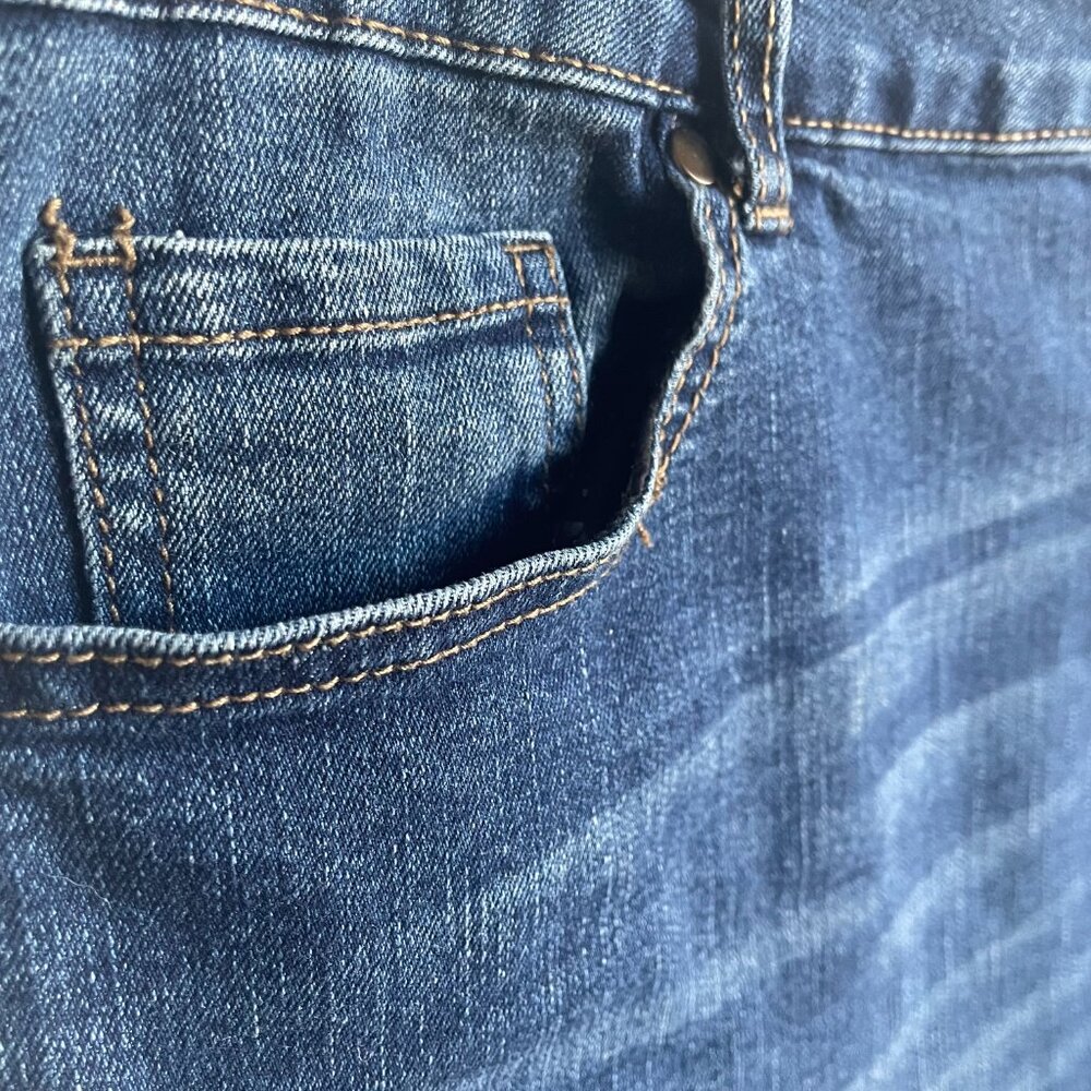 D Jeans, Jean Shorts from Recycled H2O Bottles in Medium Wash with rolled hem - Picture 4 of 6